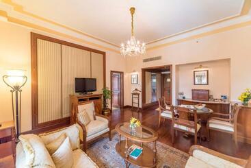 هتل The Oberoi Grand Kolkata