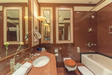 هتل The Oberoi Grand Kolkata