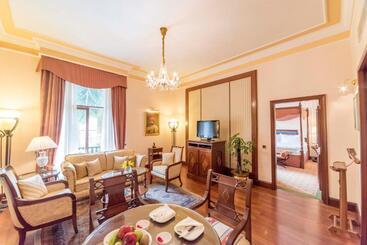 هتل The Oberoi Grand Kolkata