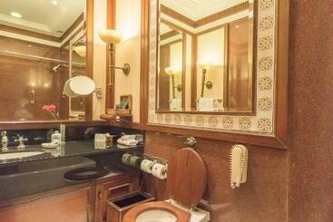 هتل The Oberoi Grand Kolkata