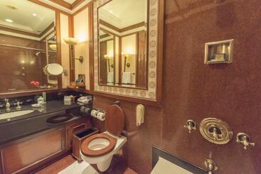 هتل The Oberoi Grand Kolkata