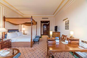 هتل The Oberoi Grand Kolkata