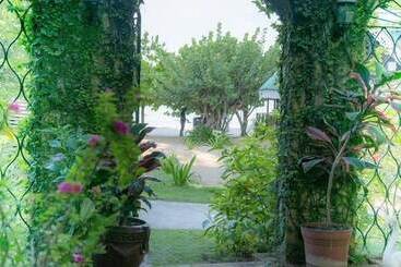 هتل Firefly Beach Cottages
