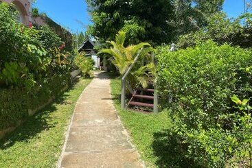 هتل Firefly Beach Cottages