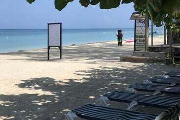 هتل Firefly Beach Cottages