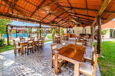 هتل Hacienda Inn