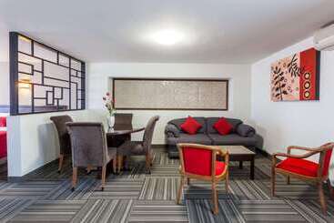 هتل Ramada Plaza By Wyndham Leon