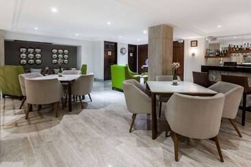 هتل Ramada Plaza By Wyndham Leon