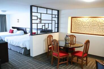 هتل Ramada Plaza By Wyndham Leon