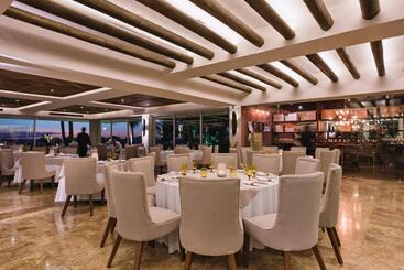 هتل Sheraton Buganvilias Resort & Convention Center