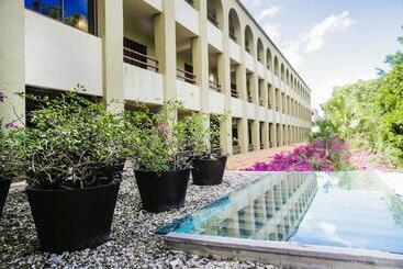 هتل Suites Colonial