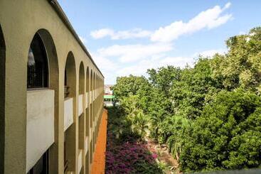 هتل Suites Colonial