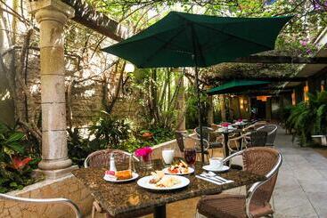 هتل Suites Colonial