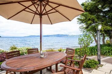 Cascades Lakefront Motel