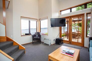 Cascades Lakefront Motel