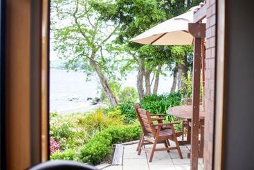 Cascades Lakefront Motel
