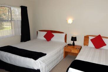 هتل Cheviot Park Motor Lodge