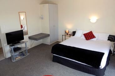 هتل Cheviot Park Motor Lodge
