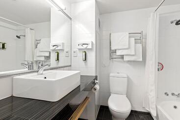 Elms Christchurch, Ascend Hotel Collection