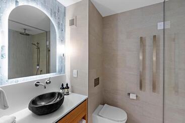 Elms Christchurch, Ascend Hotel Collection