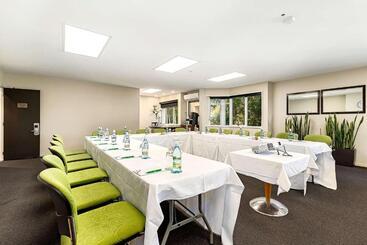 Elms Christchurch, Ascend Hotel Collection