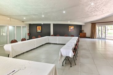 Protea Hotel By Marriott Oudtshoorn Riempie Estate