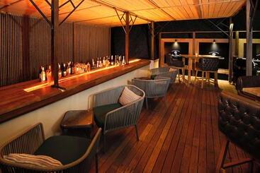 هتل Avani Barbarons Seychelles Resort