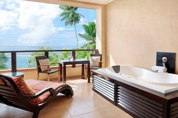 هتل Doubletree By Hilton Seychelles   Allamanda Resort & Spa