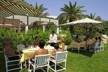 هتل The Orangers Beach Resort And Bungalows All Inclusive