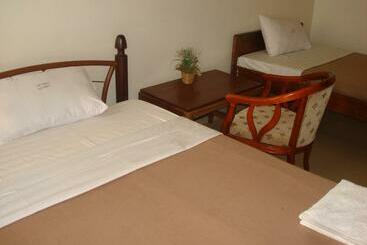 هتل Acholi Inn