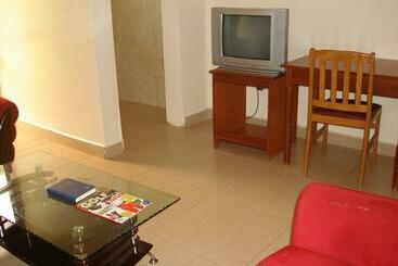 هتل Acholi Inn