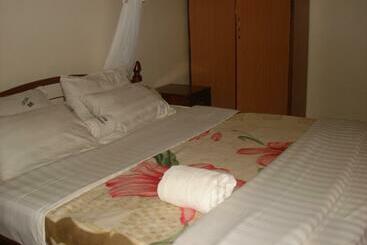 هتل Acholi Inn