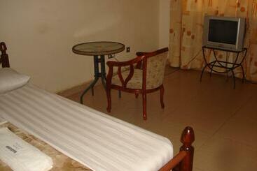 هتل Acholi Inn