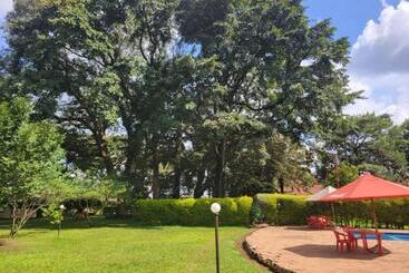 هتل Acholi Inn