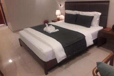هتل Acholi Inn