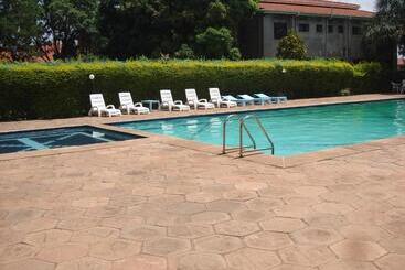 هتل Acholi Inn