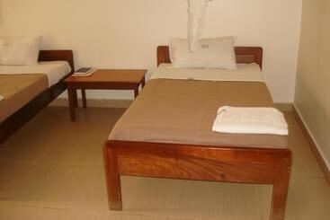 هتل Acholi Inn