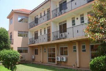 هتل Acholi Inn