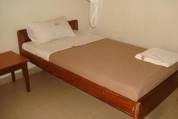 هتل Acholi Inn