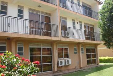هتل Acholi Inn
