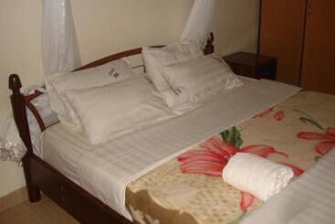 هتل Acholi Inn