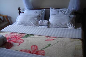هتل Acholi Inn