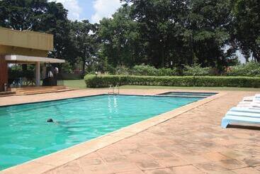 هتل Acholi Inn