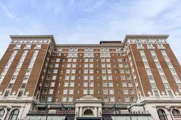 هتل Amway Grand Plazacurio Collection By Hilton