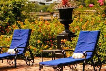 هتل Anchuca Historic Mansion & Inn