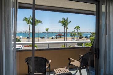 Bay Club Hotel And Marina