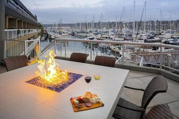 Bay Club Hotel And Marina