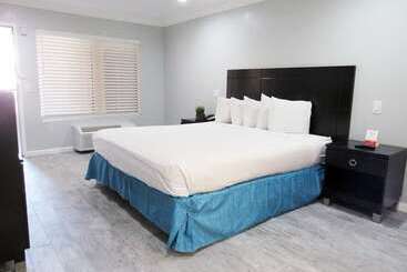 هتل Capri Suites Anaheim