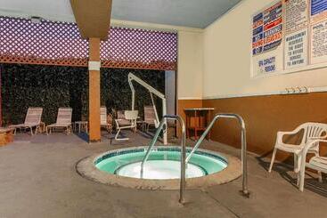 هتل Capri Suites Anaheim