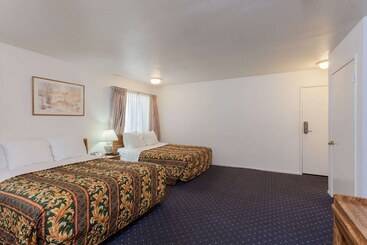هتل Days Inn By Wyndham Anaheim West